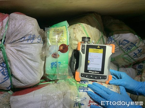 新竹市警察局第三分局偵查隊與苗栗縣警察局頭份分局合作，破獲以陳男為首的製毒工廠，查獲上百公斤、市價約5億元毒品及原料，約可製成146萬包毒咖啡包。（王惠慧攝）